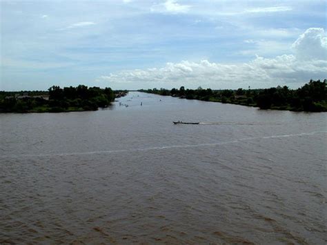 Sungai barito terletak di pulau  Dengan kondisi tersebut, Pulau Sumatera memiliki iklim tropis dengan curah hujan yang cukup tinggi